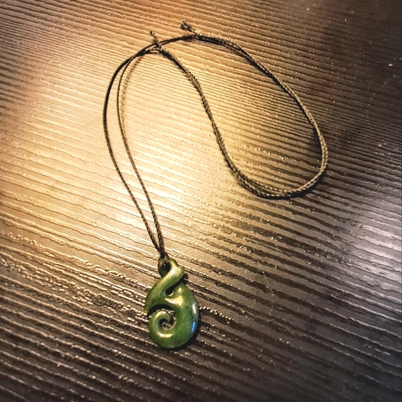 Genuine Natural New Zealand Maori Greenstone Koru Infinity Carved Pendant - Picture 3 of 4